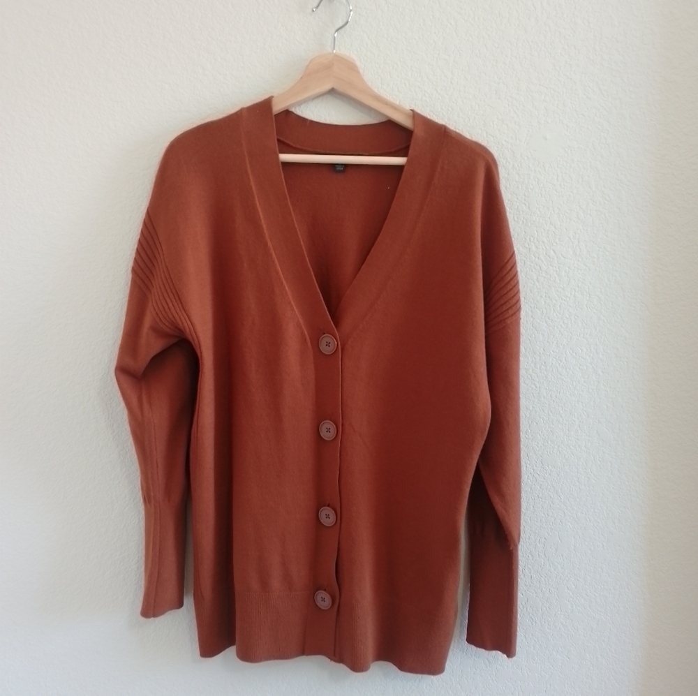 Cyrus size Medium cardigan color walnut wood
